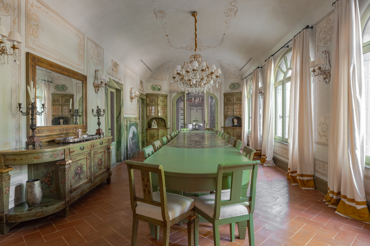 dining room in villa bibbiani 